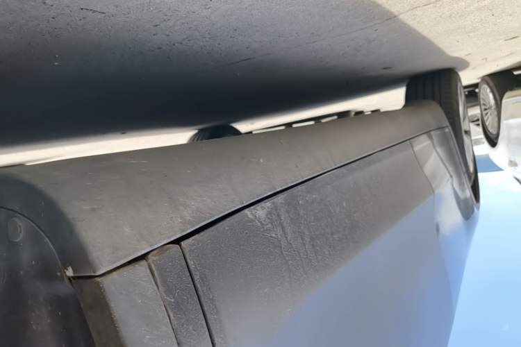 Used Tesla Model Y 2021 Long-Range All-Wheel-Drive Version Right Side Sill