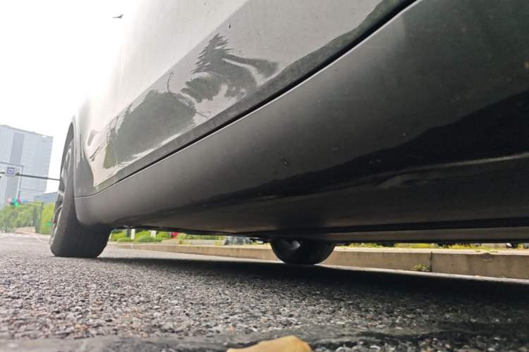 Used Tesla Model Y 2021 Standard Range Rear-Wheel Drive Version Right Side Sill