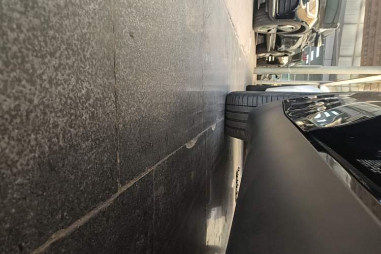 Used Tesla Model Y 2021 Long-Range All-Wheel-Drive Version Right Side Sill