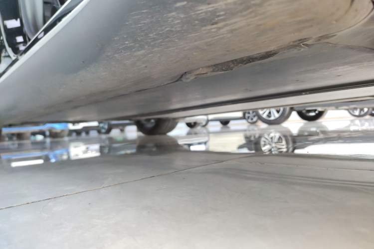 Used Tesla Model Y 2021 Standard Range Rear-Wheel Drive Version Right Side Sill