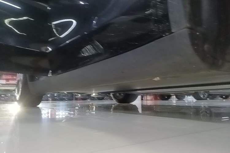Used Tesla Model Y 2021 Standard Range Rear-Wheel Drive Version Right Side Sill