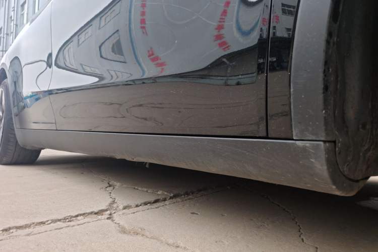 Used Tesla Model Y 2021 Standard Range Rear-Wheel Drive Version Right Side Sill