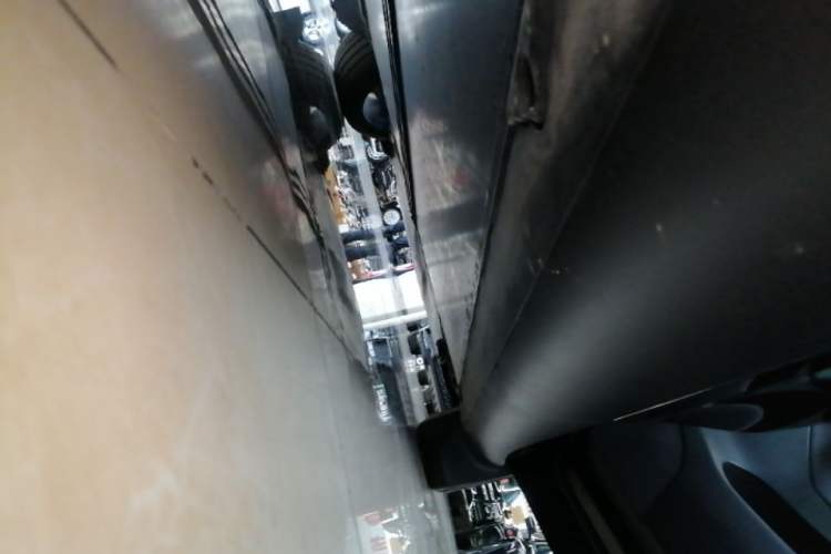 Used Tesla Model Y 2021 Long-Range All-Wheel-Drive Version 3D7 Right Side Sill