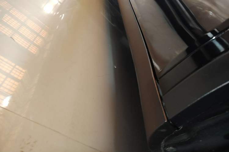 Used Tesla Model Y 2021 Standard Range Rear-Wheel Drive Version Right Side Sill