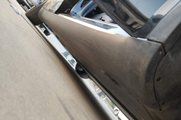 Used Tesla Model Y 2021 Long-Range All-Wheel-Drive Version Right Side Sill