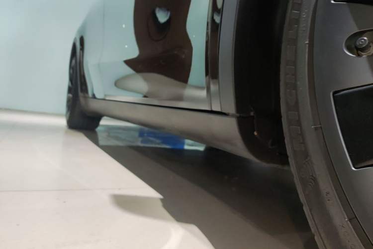 Used Tesla Model Y 2021 Standard Range Rear-Wheel Drive Version Right Side Sill