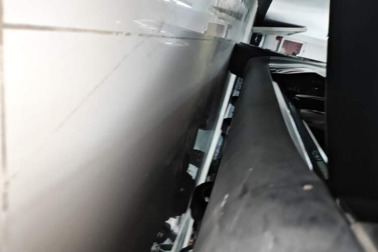 Used Tesla Model Y 2021 Long-Range All-Wheel-Drive Version Right Side Sill