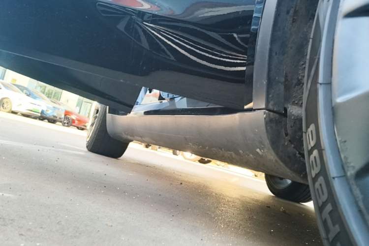 Used Tesla Model Y 2021 Standard Range Rear-Wheel Drive Version Right Side Sill
