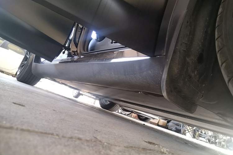 Used Tesla Model Y 2021 Standard Range Rear-Wheel Drive Version Right Side Sill