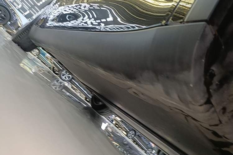 Used Tesla Model Y 2021 Standard Range Rear-Wheel Drive Version Right Side Sill