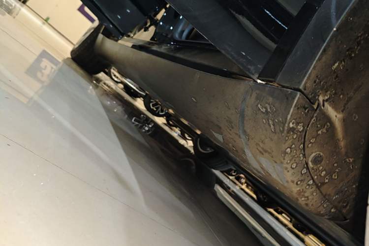 Used Tesla Model Y 2021 Long-Range All-Wheel-Drive Version 3D7 Right Side Sill