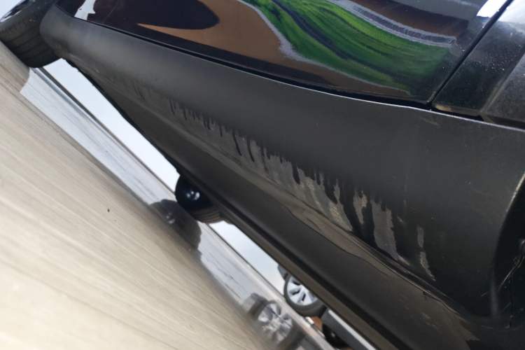 Used Tesla Model Y 2021 Long-Range All-Wheel-Drive Version 3D7 Right Side Sill