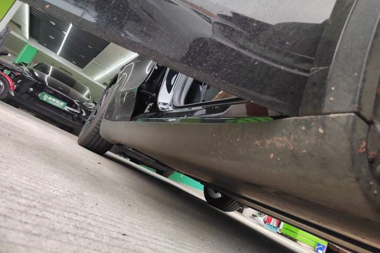 Used Tesla Model Y 2021 Standard Range Rear-Wheel Drive Version Right Side Sill