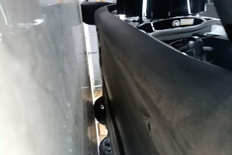 Used Tesla Model Y 2021 Standard Range Rear-Wheel Drive Version Right Side Sill