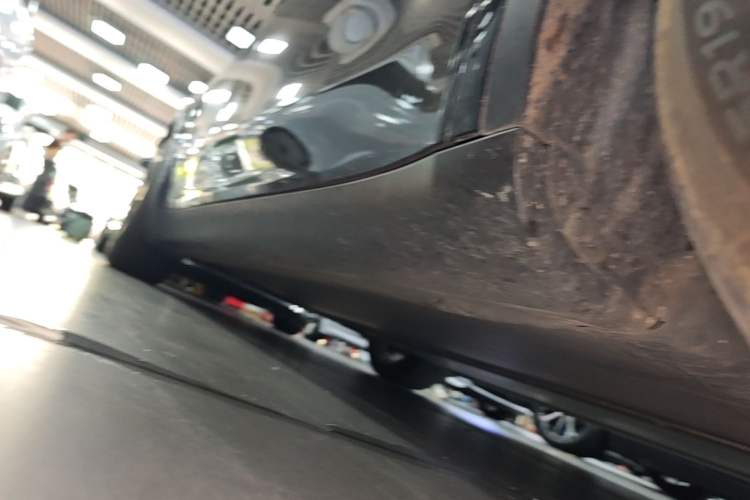 Used Tesla Model Y 2021 Long-Range All-Wheel-Drive Version 3D7 Right Side Sill