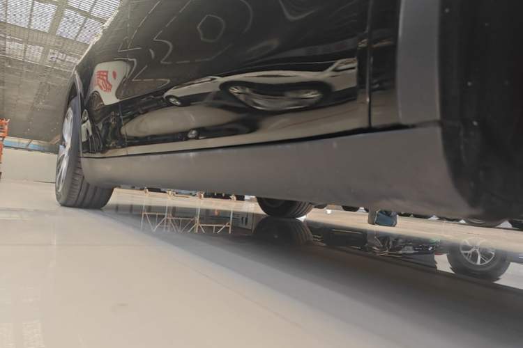 Used Tesla Model Y 2021 Standard Range Rear-Wheel Drive Version Right Side Sill