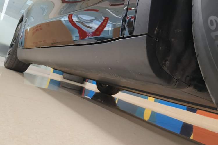 Used Tesla Model Y 2021 Standard Range Rear-Wheel Drive Version Right Side Sill