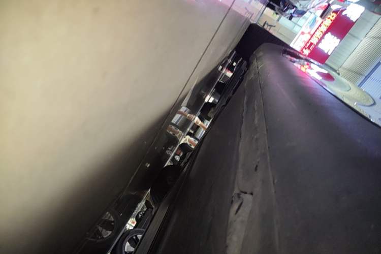 Used Tesla Model Y 2021 Standard Range Rear-Wheel Drive Version Right Side Sill