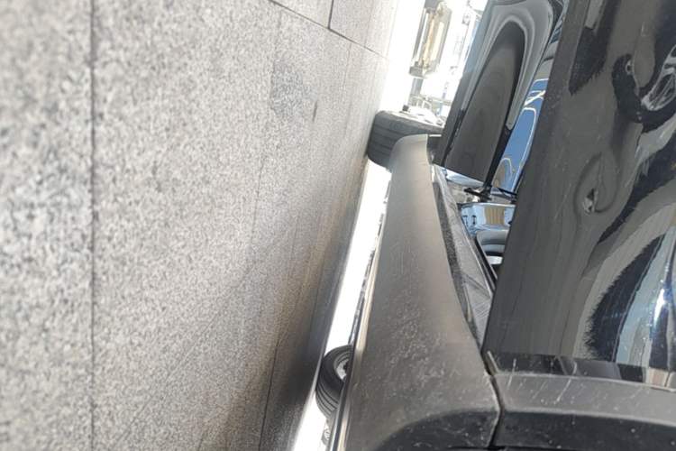 Used Tesla Model Y 2021 Standard Range Rear-Wheel Drive Version Right Side Sill