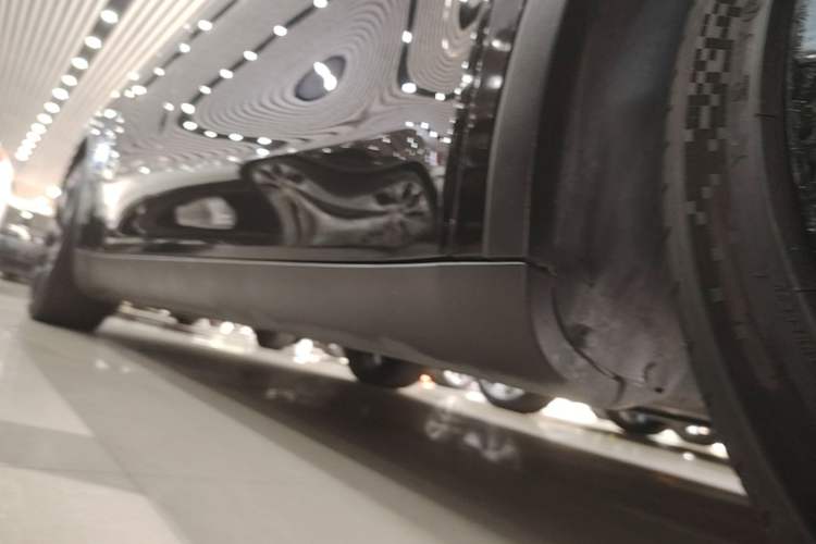 Used Tesla Model Y 2021 Standard Range Rear-Wheel Drive Version Right Side Sill