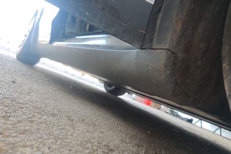 Used Tesla Model Y 2021 Standard Range Rear-Wheel Drive Version Right Side Sill