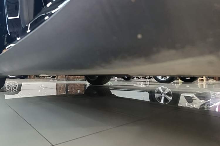 Used Tesla Model Y 2021 Standard Range Rear-Wheel Drive Version Right Side Sill