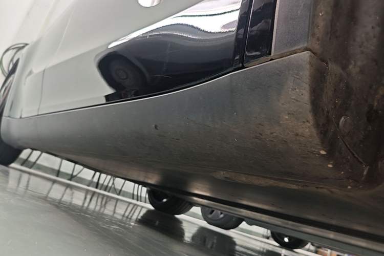 Used Tesla Model Y 2021 Standard Range Rear-Wheel Drive Version Right Side Sill