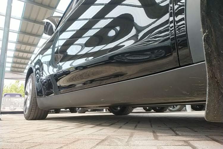 Used Tesla Model Y 2021 Standard Range Rear-Wheel Drive Version Right Side Sill