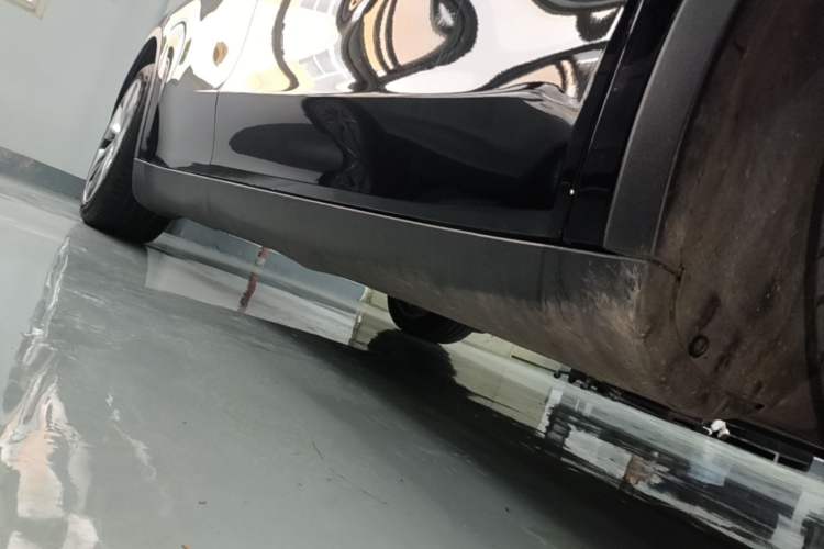 Used Tesla Model Y 2021 Standard Range Rear-Wheel Drive Version Right Side Sill