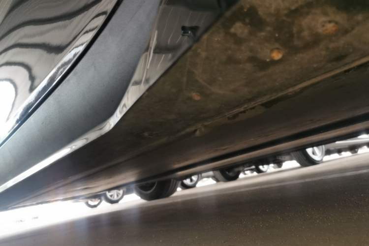 Used Tesla Model Y 2021 Standard Range Rear-Wheel Drive Version Right Side Sill