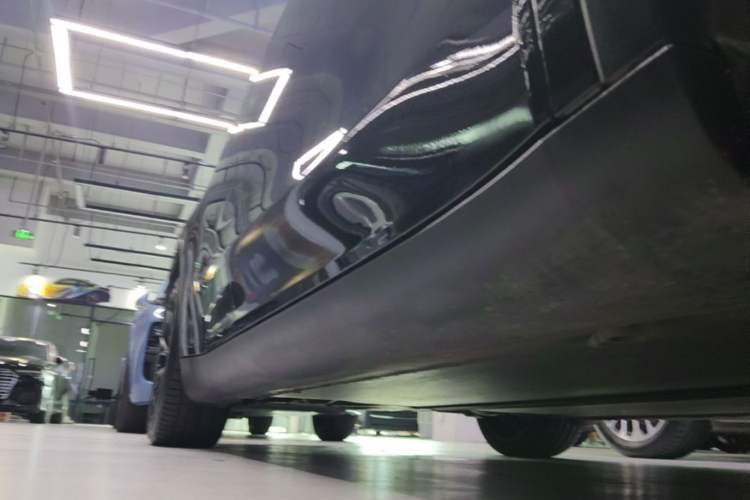 Used Tesla Model Y 2021 Long-Range All-Wheel-Drive Version 3D7 Right Side Sill