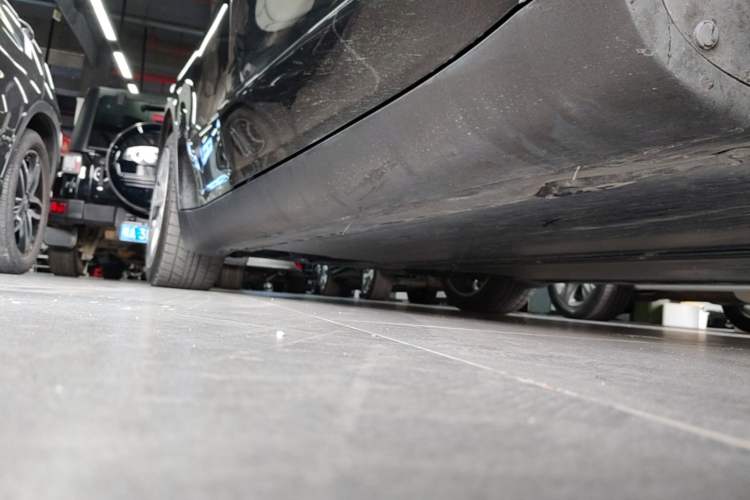 Used Tesla Model Y 2021 Long-Range All-Wheel-Drive Version 3D7 Right Side Sill