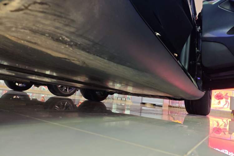 Used Tesla Model Y 2021 Standard Range Rear-Wheel Drive Version Right Side Sill