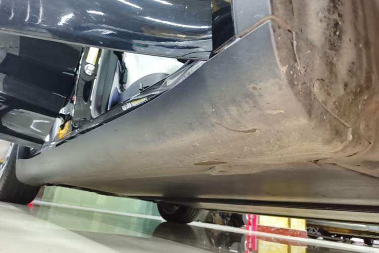 Used Tesla Model Y 2021 Standard Range Rear-Wheel Drive Version Right Side Sill