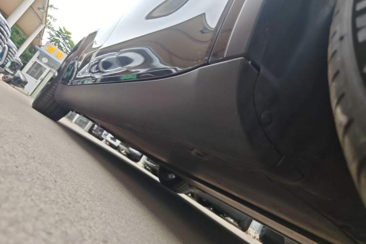 Used Tesla Model Y 2021 Standard Range Rear-Wheel Drive Version Right Side Sill