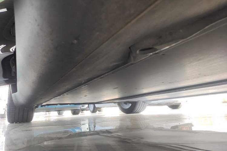 Used Tesla Model Y 2021 Long-Range All-Wheel-Drive Version 3D7 Right Side Sill