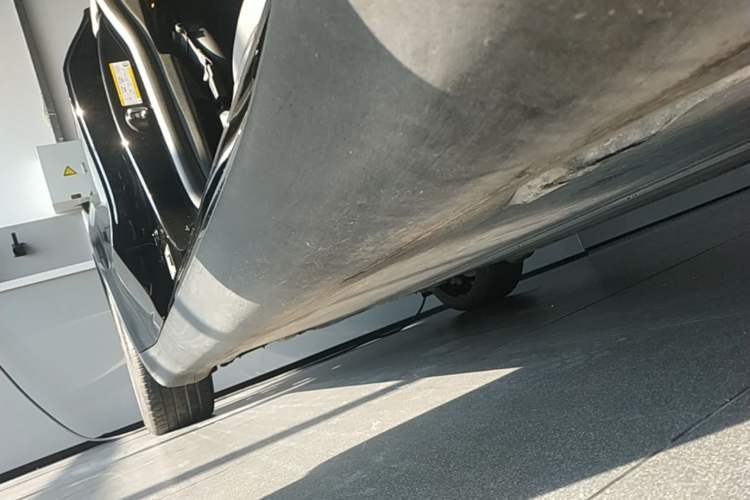 Used Tesla Model Y 2021 Long-Range All-Wheel-Drive Version 3D7 Right Side Sill