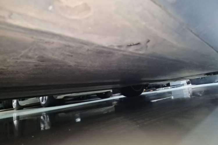 Used Tesla Model Y 2021 Long-Range All-Wheel-Drive Version 3D7 Right Side Sill