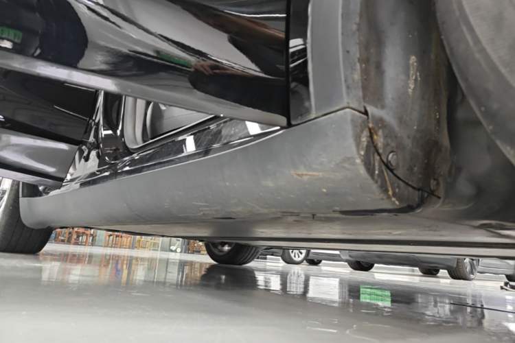 Used Tesla Model Y 2021 Long-Range All-Wheel-Drive Version Right Side Sill