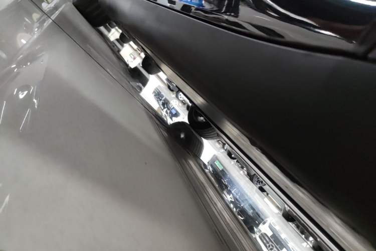 Used Tesla Model Y 2021 Standard Range Rear-Wheel Drive Version Right Side Sill