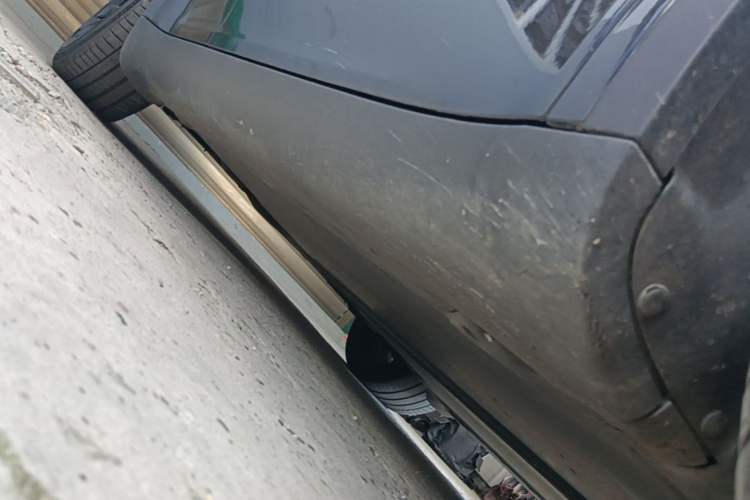 Used Tesla Model Y 2021 Long-Range All-Wheel-Drive Version 3D7 Right Side Sill