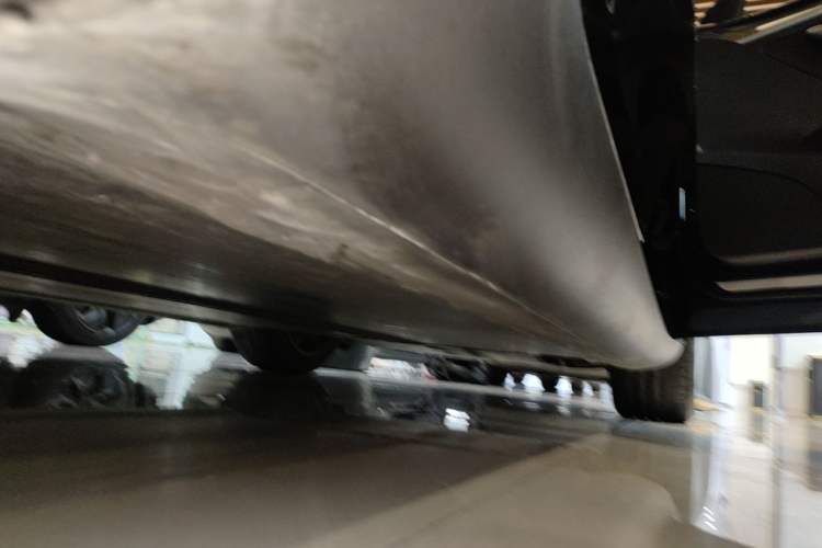 Used Tesla Model Y 2021 Standard Range Rear-Wheel Drive Version Right Side Sill