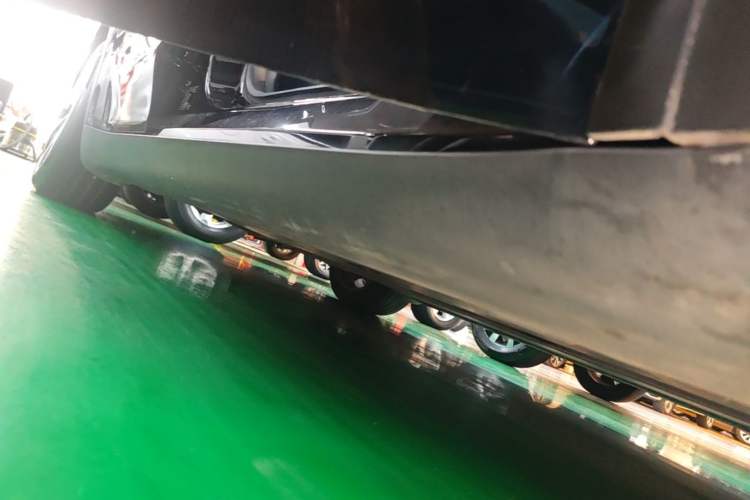 Used Tesla Model Y 2021 Long-Range All-Wheel-Drive Version 3D7 Right Side Sill