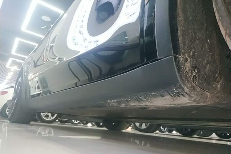 Used Tesla Model Y 2021 Long-Range All-Wheel-Drive Version 3D7 Right Side Sill