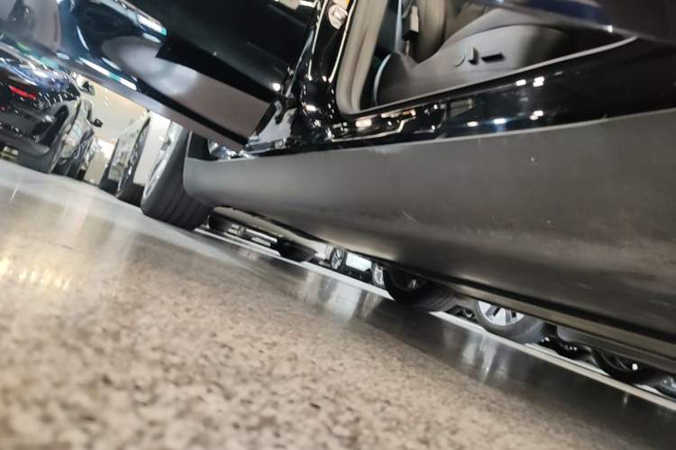 Used Tesla Model Y 2021 Long-Range All-Wheel-Drive Version Right Side Sill