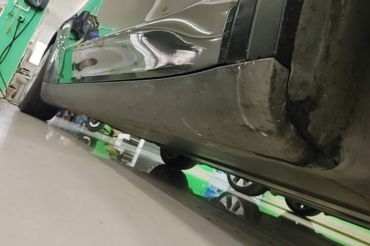 Used Tesla Model Y 2021 Standard Range Rear-Wheel Drive Version Right Side Sill
