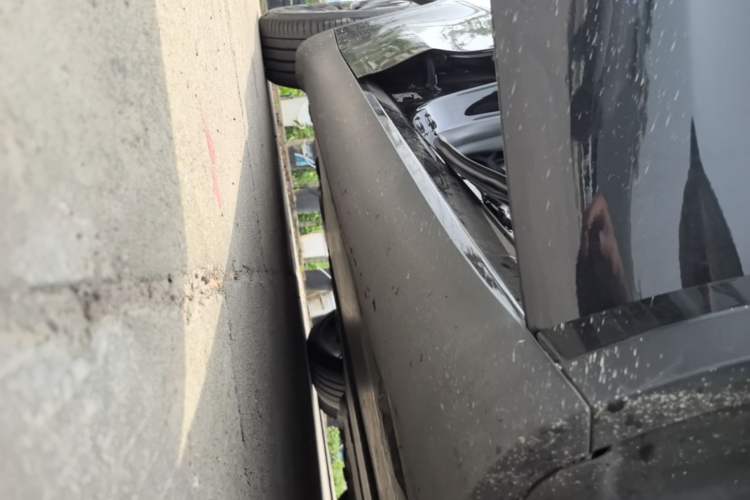 Used Tesla Model Y 2021 Performance High-Performance All-Wheel-Drive Version Right Side Sill