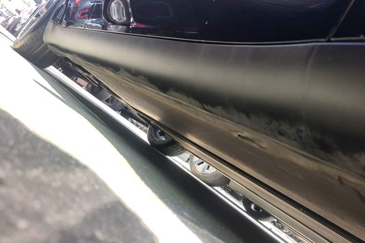 Used Tesla Model Y 2021 Long-Range All-Wheel-Drive Version 3D7 Right Side Sill