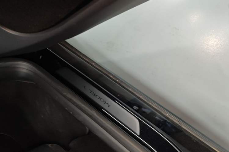 Used Tesla Model Y 2021 Standard Range Rear-Wheel Drive Version Right Side Sill
