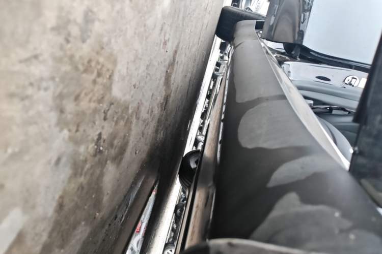 Used Tesla Model Y 2021 Standard Range Rear-Wheel Drive Version Right Side Sill
